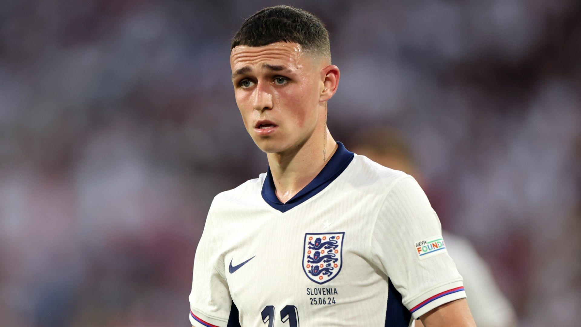Le jeune milieu de terrain de Chelsea, Cole Palmer, vit une période frustrante après avoir été contraint de déclarer forfait pour le rassemblement de l'équipe nationale anglaise. Alors que les Three Lions se préparent pour deux matchs de qualification pour la Coupe du monde sous la direction de Thomas Tuchel, Palmer doit rester à l'écart en raison d'une blessure persistante.
La première sélection de Tuchel
Ce rassemblement marque un moment important pour l'équipe d'Angleterre, car il s'agit des premiers matchs sous la houlette de Thomas Tuchel, récemment nommé sélectionneur. Avec des enjeux élevés, chaque joueur sélectionné a une chance de prouver sa valeur.
La liste initiale des 26 joueurs
Initialement, trois joueurs de Chelsea figuraient dans la liste des 26 joueurs convoqués : Cole Palmer, Reece James et Levi Colwill. Cependant, Palmer a dû se retirer en raison d'une blessure, ce qui a été un coup dur pour le jeune joueur.
Les détails de la blessure
Palmer a manqué la défaite de Chelsea face à Arsenal en Premier League ce week-end en raison de cette blessure. Bien que les résultats des examens médicaux ne montrent aucune complication sérieuse, le joueur ressent encore une gêne. Une nouvelle évaluation est prévue pour déterminer la gravité de la blessure et le temps de récupération nécessaire.
L'impact sur Palmer et Chelsea
Pour Cole Palmer, cette absence est une déception personnelle, car il espérait faire ses preuves en sélection nationale. Pour Chelsea, cela représente également un défi, car le club compte sur ses jeunes talents pour briller en Premier League et dans les autres compétitions.
Les défis à venir pour l'Angleterre
En l'absence de Palmer, Thomas Tuchel devra s'appuyer sur d'autres joueurs pour remplir son rôle. Les matchs à venir sont cruciaux pour les ambitions de l'Angleterre en vue de la Coupe du monde, et chaque décision tactique sera scrutée.
Conclusion
L'absence de Cole Palmer en sélection anglaise est une nouvelle décevante pour le joueur et les fans. Cependant, cela pourrait être une opportunité pour d'autres talents de se démarquer. En attendant, Palmer devra se concentrer sur sa récupération pour revenir plus fort et prêt à saisir sa prochaine chance.